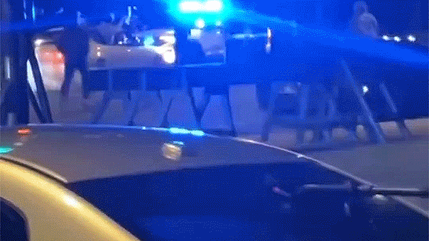 chicago-teen-takeover-mob-rams-police-cruiser-backward,-swarms-car-as-onlookers-cheer:-video