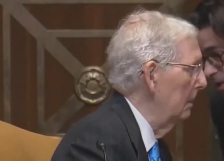 trump-calls-for-clerk-who-whispered-in-mcconnell’s-ear,-making-him-‘look-foolish’-and-‘completely-out-of-it’-to-be-fired-(video)