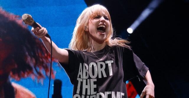 pop-star-hayley-williams-declares-‘f**k-ice,’-‘free-palestine’-at-concert
