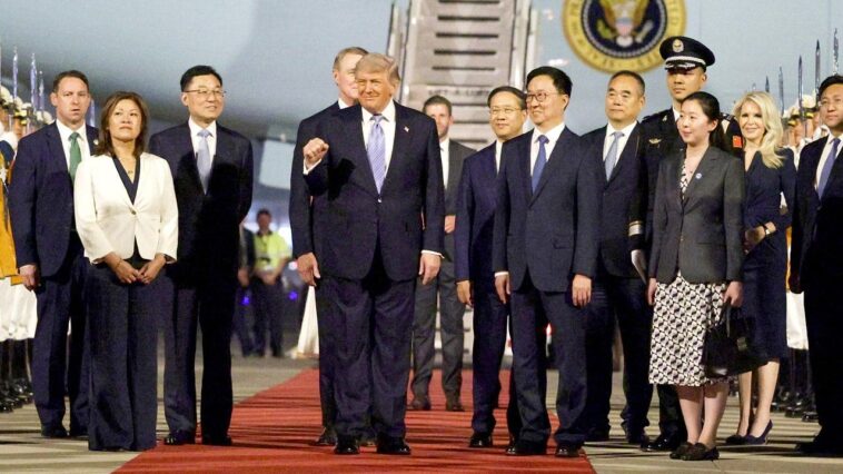 trump-turns-air-force-one-into-a-boardroom-—-and-dares-china-to-blink