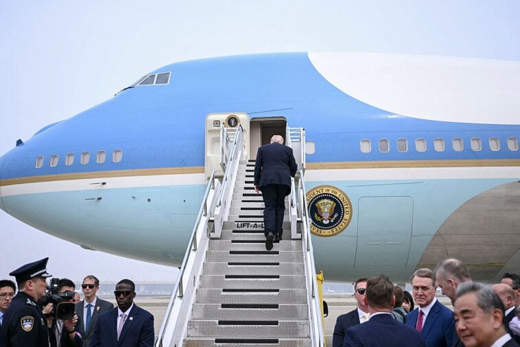 the-chinese-gifts-tossed-before-boarding-air-force-one
