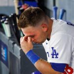 dodgers-catcher-takes-out-frustration-on-himself-by-banging-bat-over-his-own-head-after-strikeout