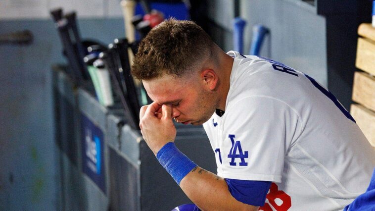 dodgers-catcher-takes-out-frustration-on-himself-by-banging-bat-over-his-own-head-after-strikeout