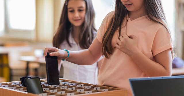 nyc-teachers-praise-‘remarkable’-change-in-students-due-to-classroom-cellphone-ban