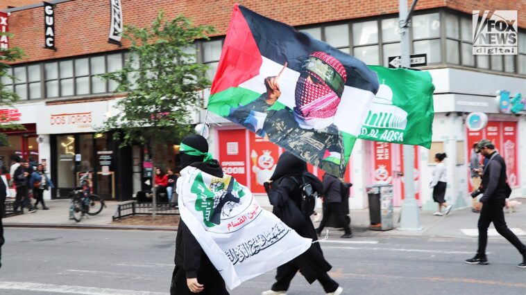 hamas,-hezbollah-flags-fly-at-anti-israel-protest-minutes-after-mamdani-condemns-terror-plot-against-jews