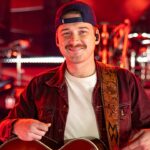 country-star-morgan-wallen-walks-out-with-florida-legend-tim-tebow,-refuses-to-gator-chomp