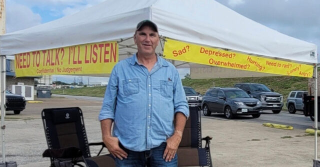 exclusive-—-photos:-texan-helps-7,000-people-through-roadside-‘listening-corner’-ministry