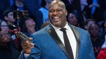 shaquille-o’neal-trolls-charles-barkley-during-his-lsu-master’s-degree-graduation-ceremony