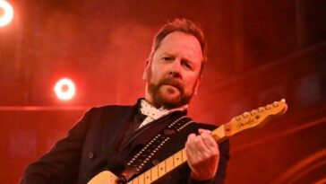 kiefer-sutherland-cancels-us.-concert-tour-due-to-‘very-low’-ticket-sales