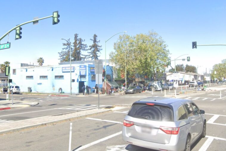 3-killed,-multiple-injured-after-driver-crashes-into-cars-and-pedestrians-in-oakland:-officials
