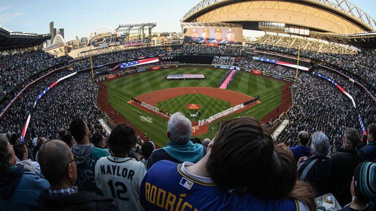 selfie-video-captures-scary-moment-baseball-fan-at-mariners-game-gets-hit-in-the-skull-by-foul-ball