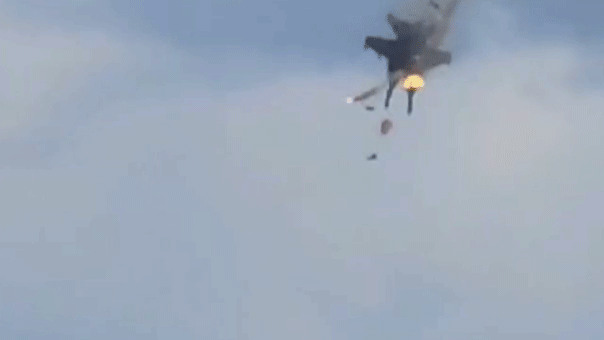 two-navy-jets-crash-midair-as-crew-successfully-ejects-during-idaho-military-base-air-show
