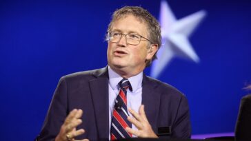 trump-intensifies-effort-to-unseat-“weak-and-pathetic-rino”-thomas-massie-after-cassidy’s-humiliating-primary-defeat-–-backs-navy-seal-hero-ed-gallrein-in-tight-kentucky-showdown