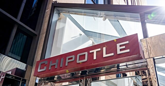watch:-‘teen-takeover’-becomes-wild-brawl-inside-dc.-chipotle-as-charges-loom-against-parents