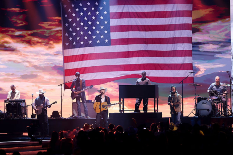 watch:-country-star-brings-down-the-house-with-patriotic-‘travelin’-soldier’