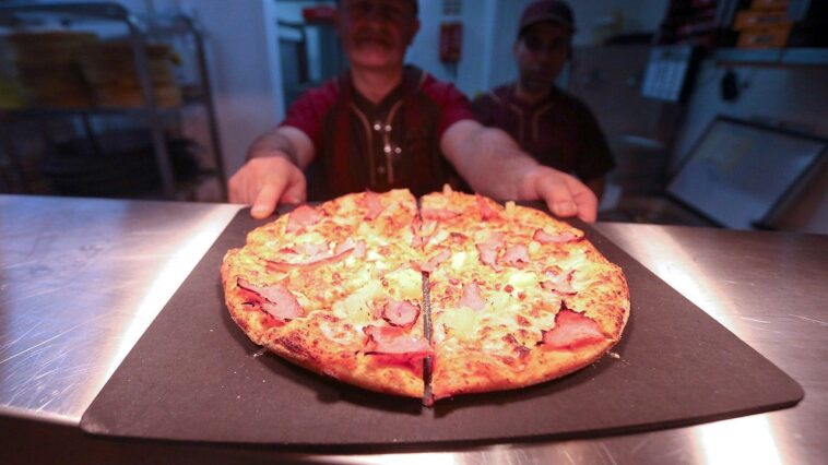 america’s-best-tasting-pizza-chain-is-an-old-school-favorite,-survey-finds