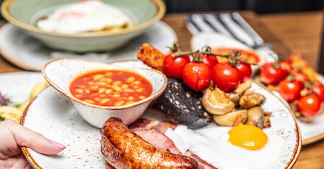 deportation-flight-to-pakistan-served-pork-sausages-as-in-flight-meal-to-detainees