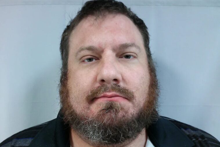 man-allegedly-called-911-multiple-times-to-report-zombies,-ghosts-and-a-ufo,-then-claimed-to-be-a-cop
