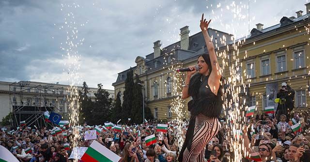videos:-eurovision-winner-dara-sings-‘bangaranga’-to-thousands-in-bulgaria-homecoming