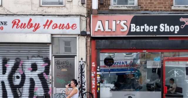 migrant-crime-networks:-british-gov’t-announces-crackdown-on-‘dodgy’-barbers-and-vape-shops