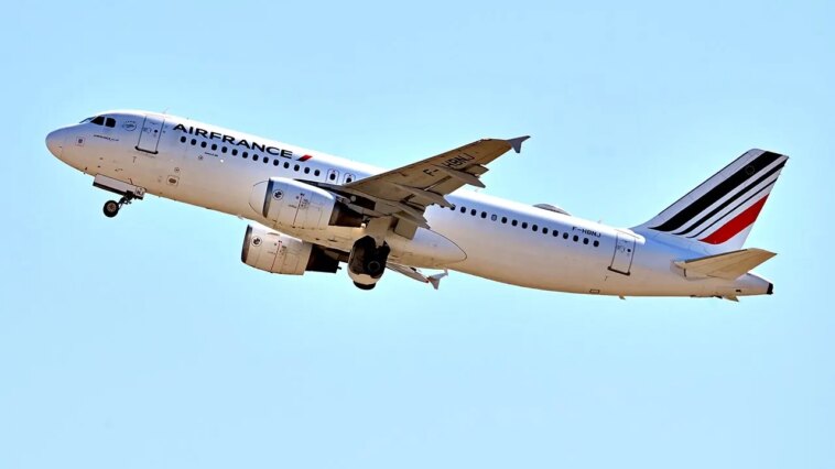 detroit-bound-plane-diverted-to-canada-after-passenger-from-ebola-hit-region-boarded-‘in-error’,-officials-say