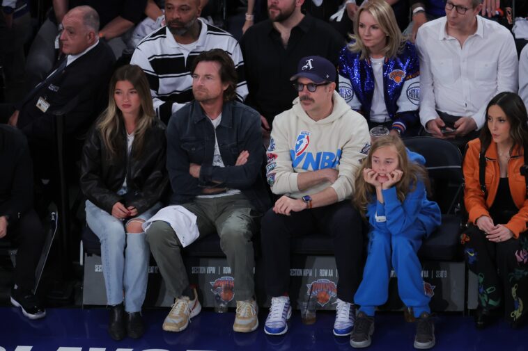 jason-sudeikis,-jason-bateman,-chris-rock-lead-knicks-cadre-on-celebrity-row-for-game-2-vs.-cavs