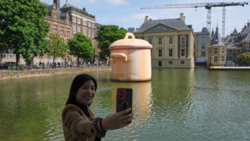 giant-inflatable-artworks-have-taken-over-european-city-home-to-prestigious-museum