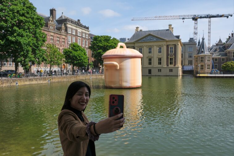 giant-inflatable-artworks-have-taken-over-european-city-home-to-prestigious-museum
