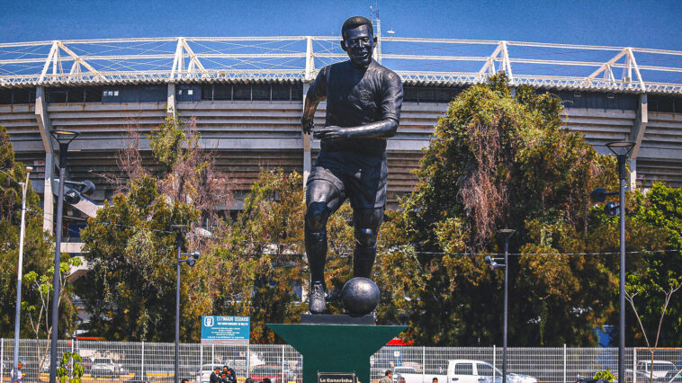 massive-pele-statue-unveiled-in-guadalajara-ahead-of-world-cup