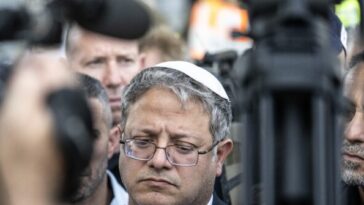 france-bans-israeli-national-security-chief-over-treatment-of-gaza-flotilla-activists