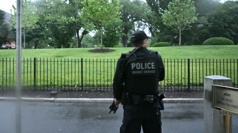 white-house-lockdown-lifted-after-gunman-brandishes-pistol,-fires-multiple-shots-near-grounds