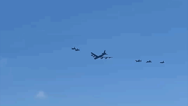 exclusive:-air-force-debuts-historic-8-ship-bomber-fighter-formation-over-miami-beach