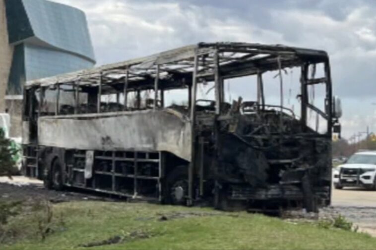 canadian-girl,-15,-burns-down-kane-county-cougars-baseball-team’s-bus:-police 
