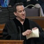fashion-designer-jeremy-scott-rips-up-‘cliched’-commencement-speech-written-by-ai,-gets-huge-applause