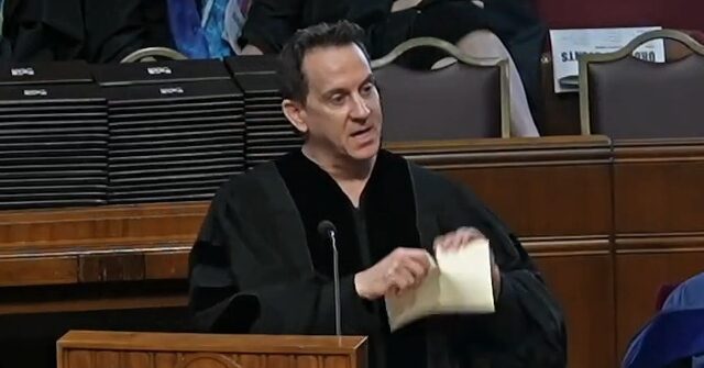fashion-designer-jeremy-scott-rips-up-‘cliched’-commencement-speech-written-by-ai,-gets-huge-applause