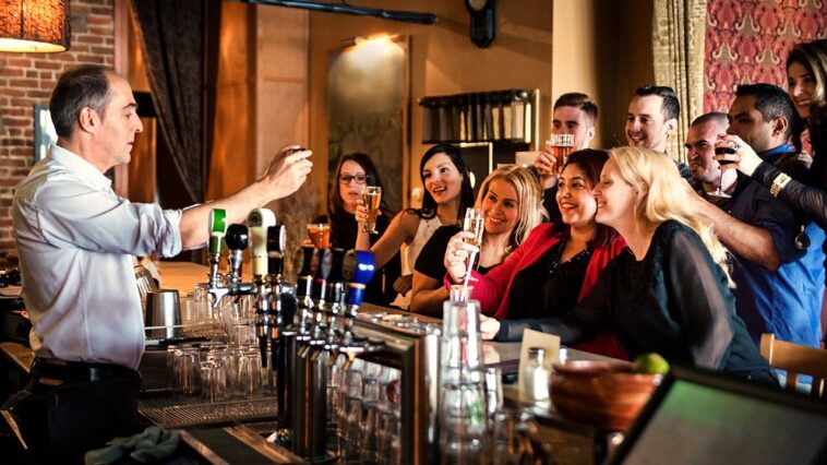 should-wedding-guests-tip-the-bartender?-here’s-what-etiquette-experts-say-you-should-do