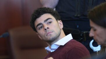this-could-sink-mangione’s-defense:-judge-allows-notebook,-gun-as-evidence