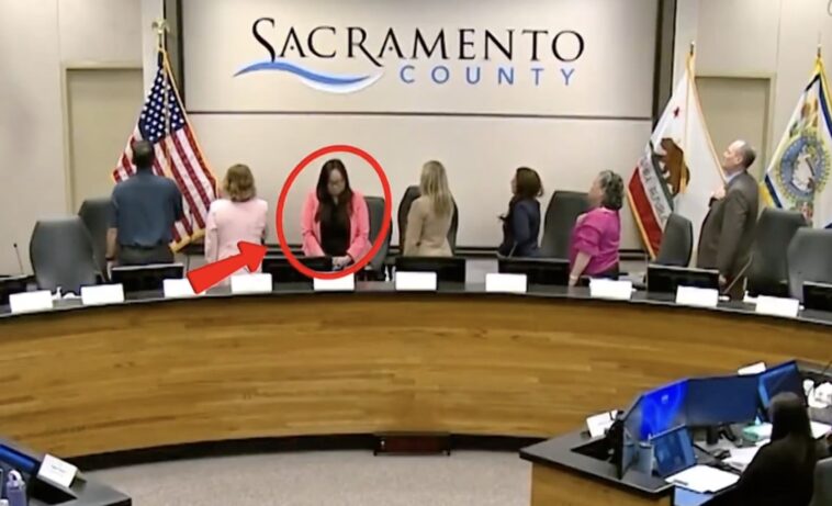 outrageous:-sacramento-councilwoman-and-congressional-candidate-mai-vang-turns-her-back-on-the-american-flag,-rejects-pledge-of-allegiance-in-disgraceful-anti-american-display