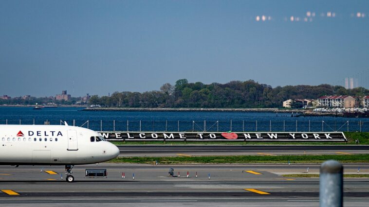 laguardia-airport-ai-hologram-answers-traveler-questions