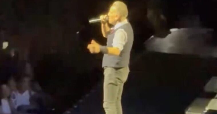 watch:-lunatic-bruce-springsteen-seen-using-teleprompter-at-boston-concert-to-trash-trump-and-elon-musk-–-“this-is-an-american-outrage!”