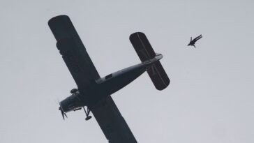 skydiver-dies-after-midair-collision-with-another-jumper-during-group-jump-in-washington-state