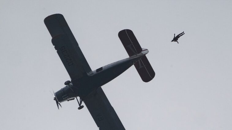 skydiver-dies-after-midair-collision-with-another-jumper-during-group-jump-in-washington-state