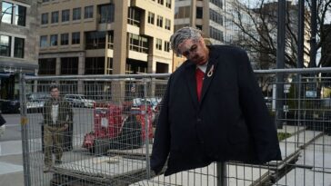 anti-israel-extremists-hang-effigies-of-trump,-netanyahu-from-nooses-at-sick-rally
