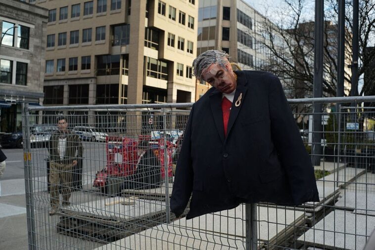 anti-israel-extremists-hang-effigies-of-trump,-netanyahu-from-nooses-at-sick-rally