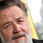 video-of-russell-crowe-calming-crazed-crowd-of-excited-fans-awaiting-autographs-goes-viral
