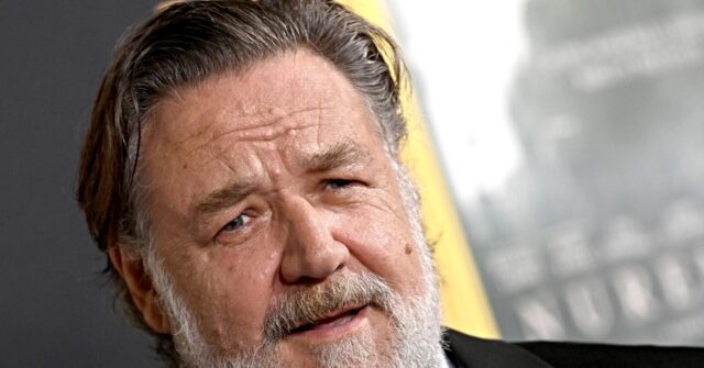 video-of-russell-crowe-calming-crazed-crowd-of-excited-fans-awaiting-autographs-goes-viral