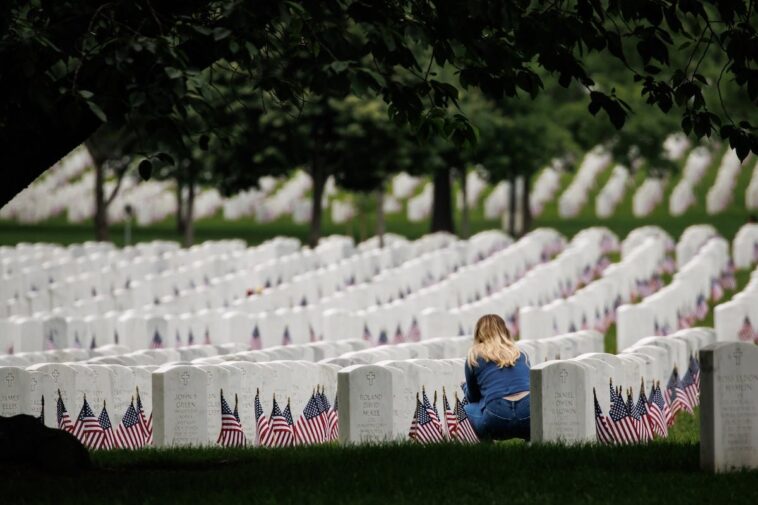 tulsi-gabbard-visits-fallen-soldier’s-grave-after-gold-star-wife’s-viral-request