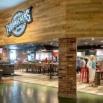 fuddruckers-became-the-‘blockbuster’-of-burgers,-and-now-it’s-nearly-gone