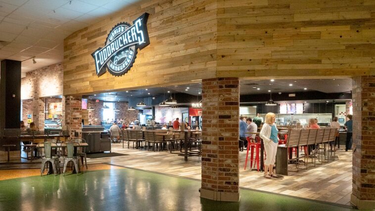 fuddruckers-became-the-‘blockbuster’-of-burgers,-and-now-it’s-nearly-gone