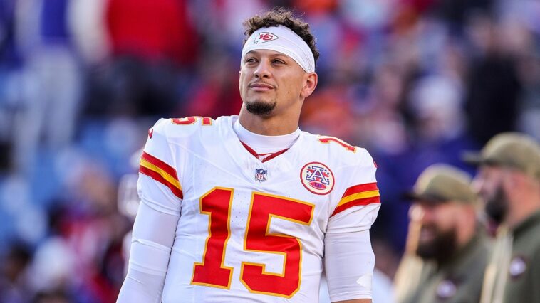 patrick-mahomes-participates-in-chiefs-otas-with-heavy-knee-brace,-still-targeting-week-1-return